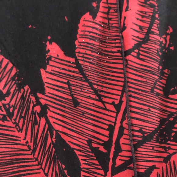 Large black tee with red maple leaf cap sleeve relaxed fit - Picture 2 of 4